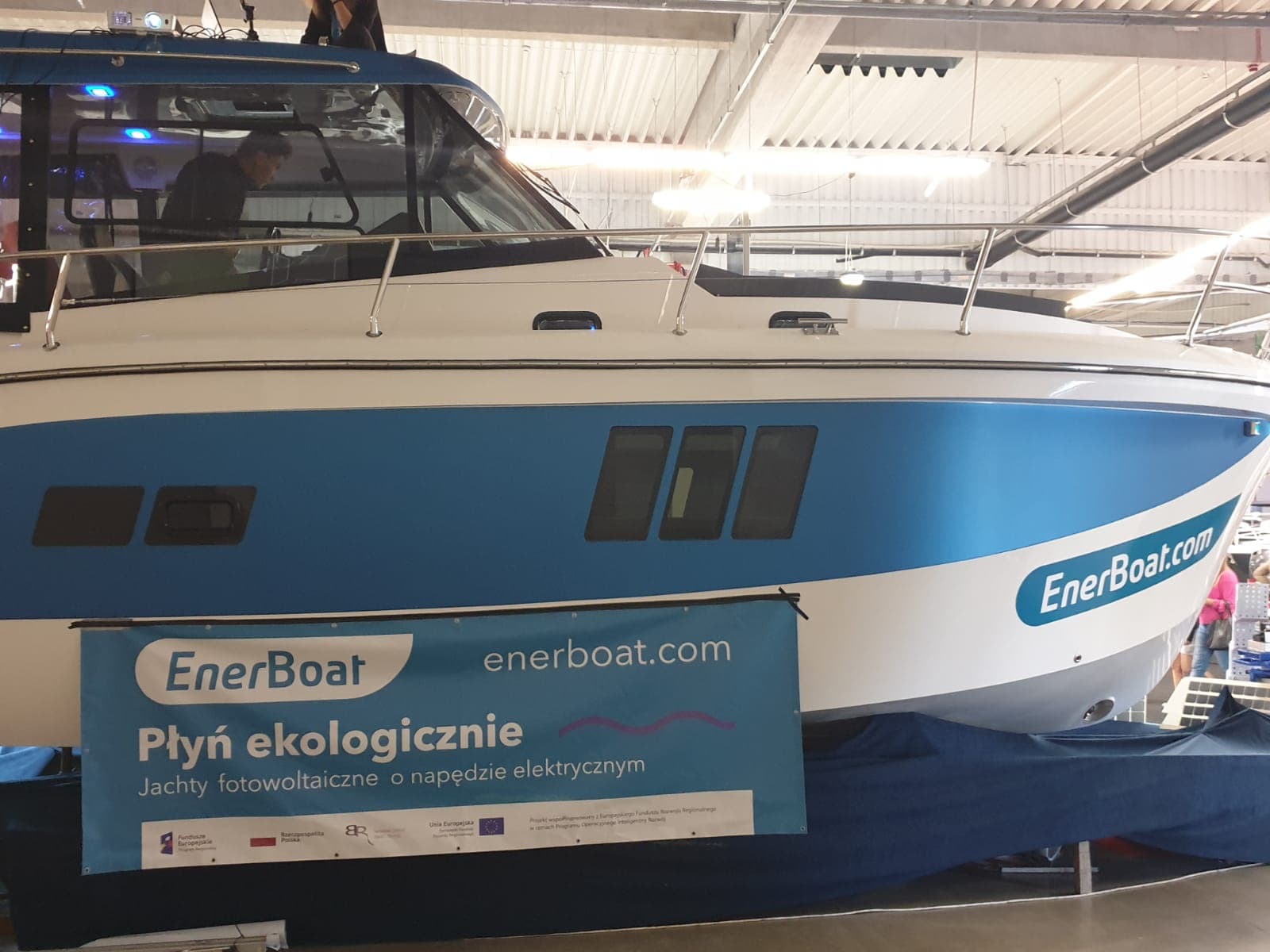 Burta prototypu z banerem EnerBoat i hasłem Płyń ekologicznie