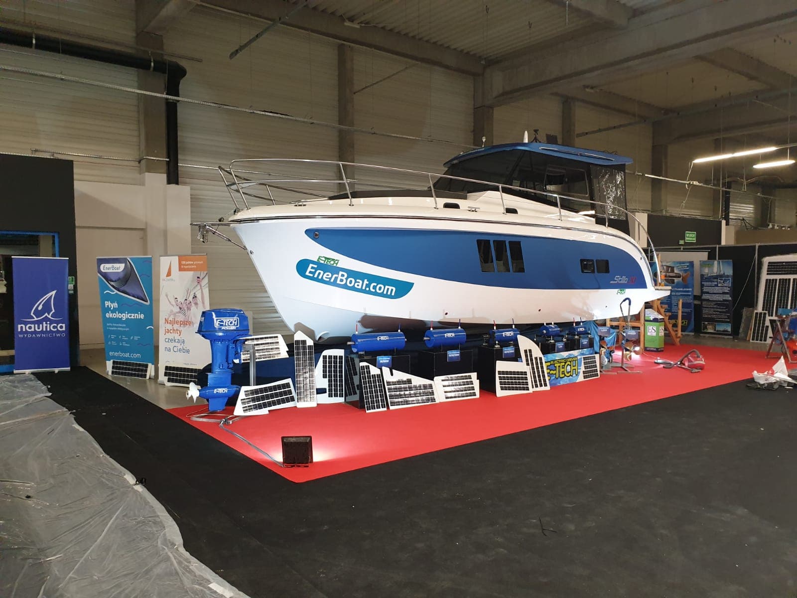 Biało-niebieski prototyp EnerBoat na stoisku targowym
