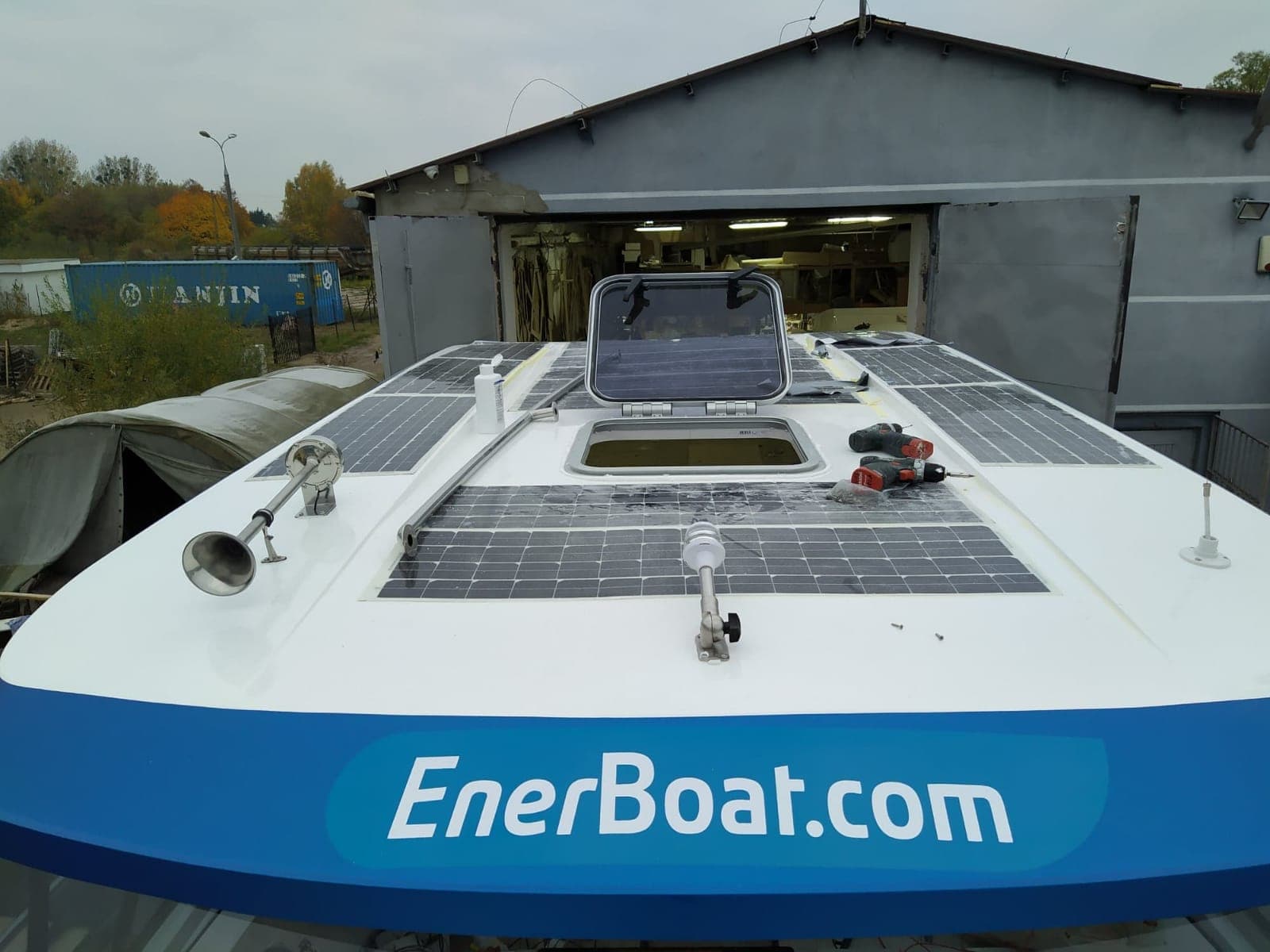 Panele fotowoltaiczne wklejone w pokład dziobowy prototypu z napisem EnerBoat.com
