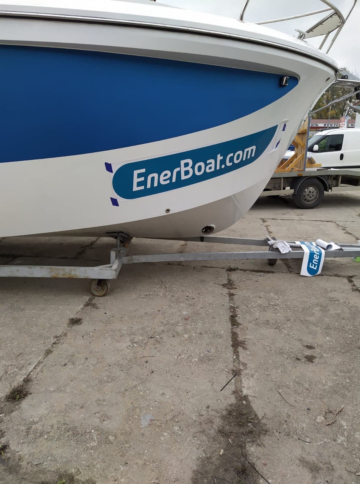 Dziób prototypu z logo EnerBoat.com na burcie