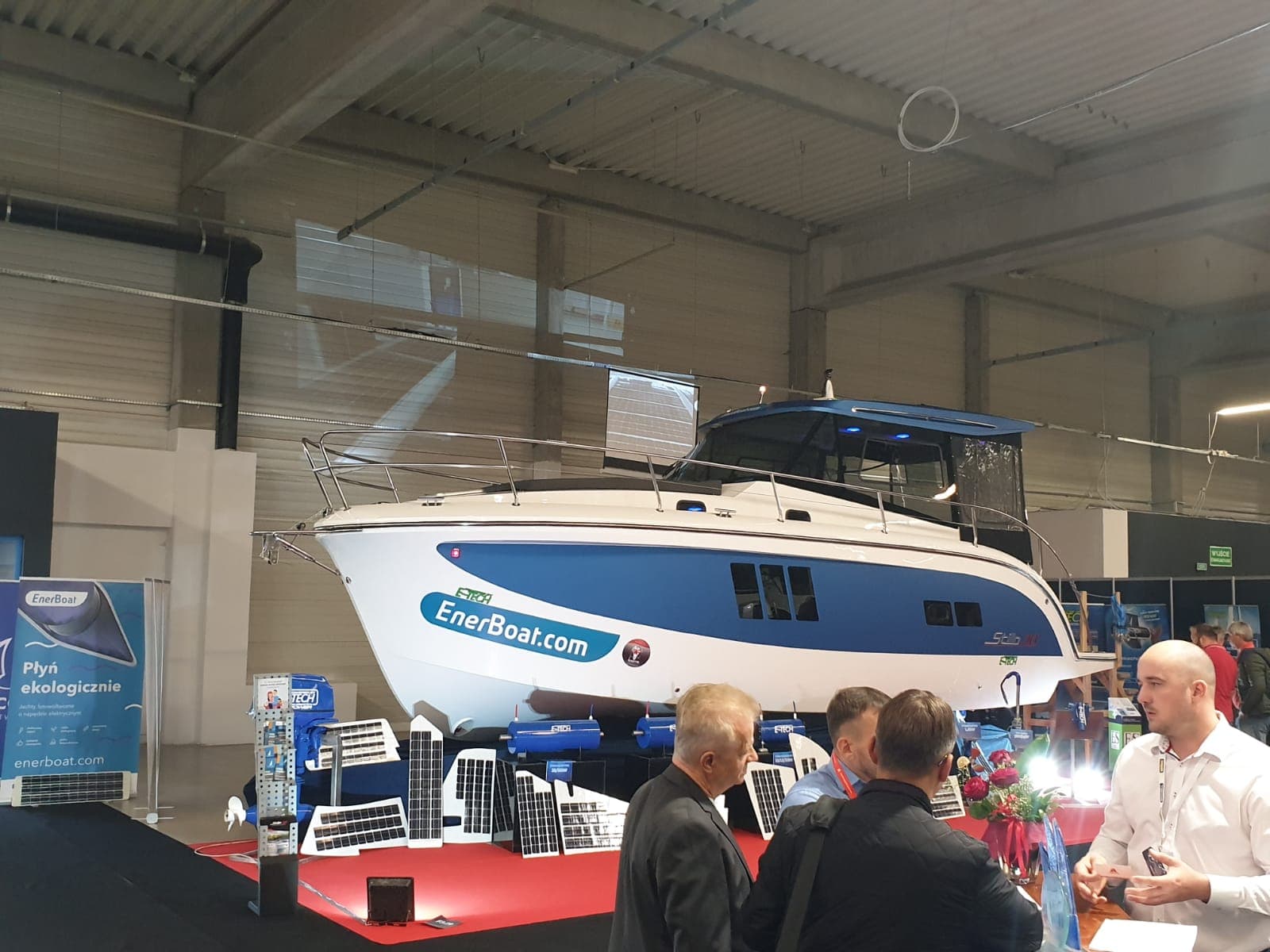 Zwiedzający oglądają prototyp EnerBoat na targach