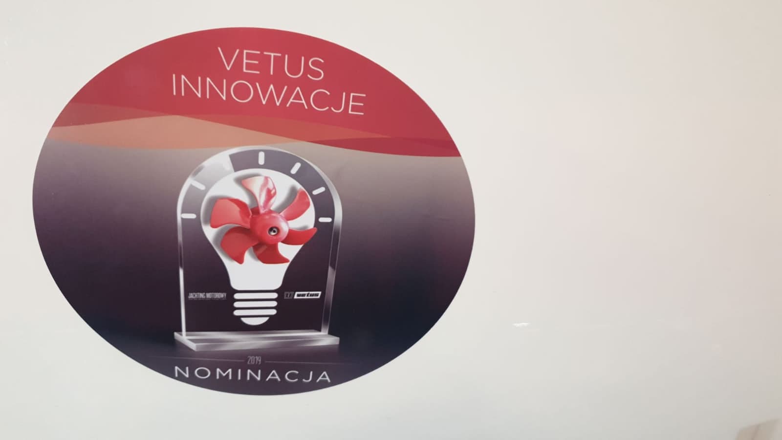 Naklejka nominacji VETUS Innowacje na burcie prototypu